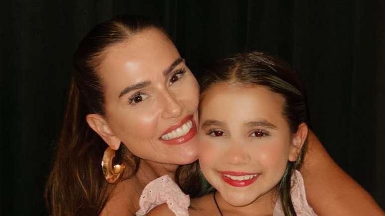 Mom’s copy! Deborah Secco has fun collecting photos and celebrating her daughter’s 9th birthday