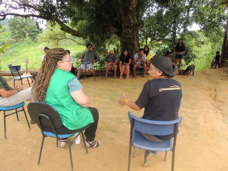 Na aldeia Sapucaia, em Angra dos Reis, Fabiana Silva ouve os relatos de quem precisa de acesso à justiça.