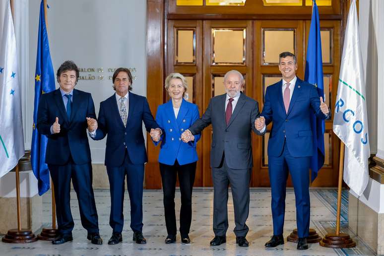 Presidentes do bloco do Mercosul ao lado da presidente da Comissão Europeia, Ursula von der Leyen