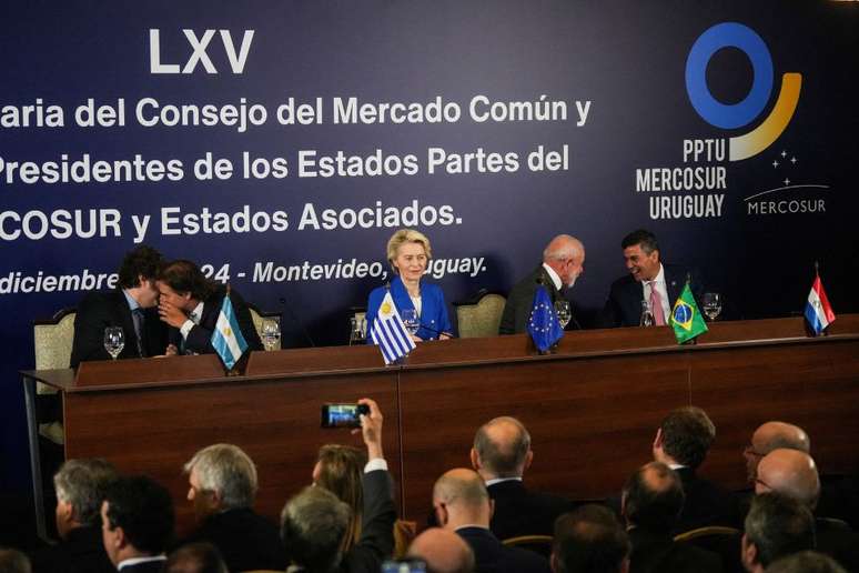 Presidente da Argentina, Javier Milei; presidente do Uruguai, Luis Lacalle Pou; presidente da Comissão Europeia, Ursula von der Leyen; presidente Luiz Inacio Lula da Silva; e presidente do Paraguai, Santiago Pena, em cúpula do Mercosul em Montevidéu 06/12/2024.