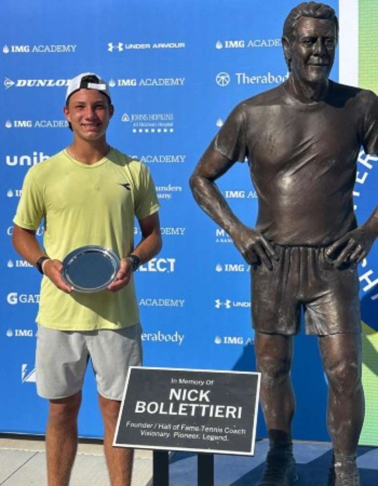 Victor Pignaton com o troféu de duplas 