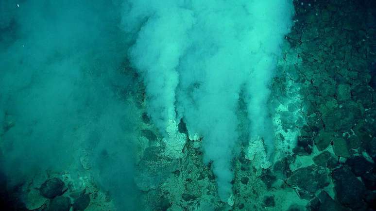 No fundo do oceano, a água passa por fendas na crosta terrestre, onde é aquecida pelo magma subterrâneo