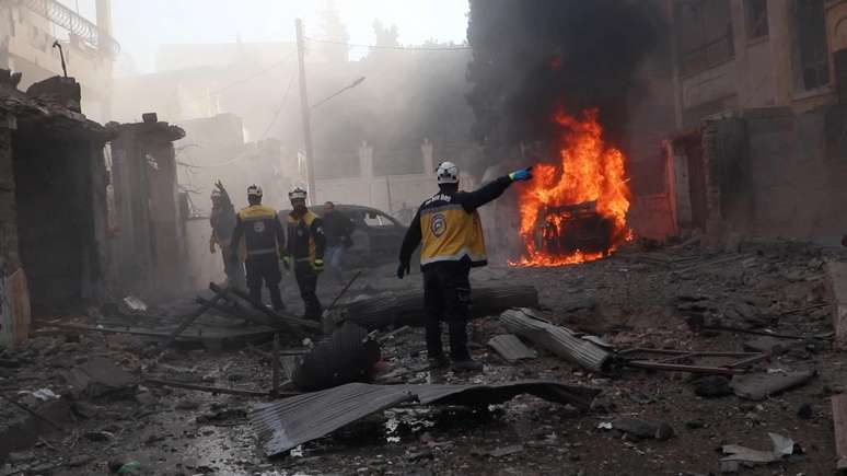 Um grupo de voluntários atende um local bombardeado na cidade de Idlib