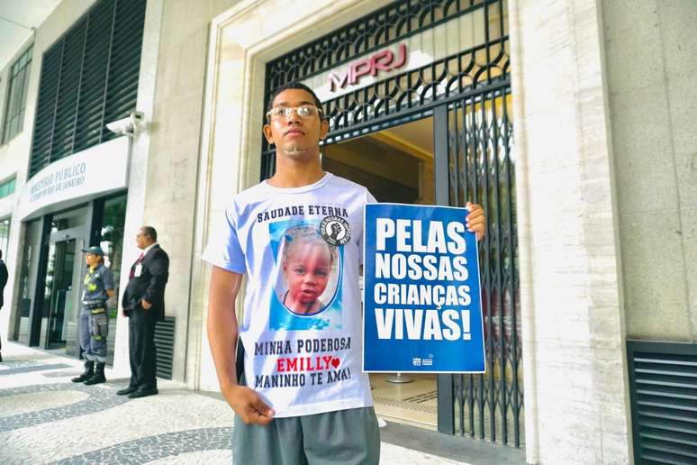 Gabriel Martins, amigo da família, considerava Emilly sua “irmãzinha”. Ele e outros cidadãos foram ao Ministério Público pedir a reabertura do caso.