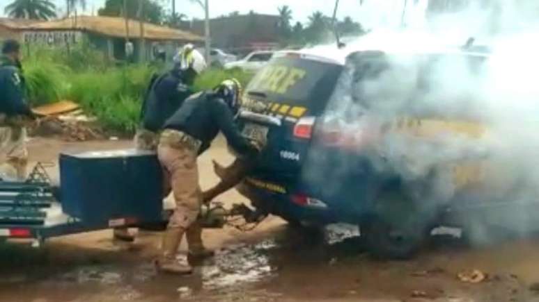 Agentes da PRF prendem Genivaldo no porta-malas