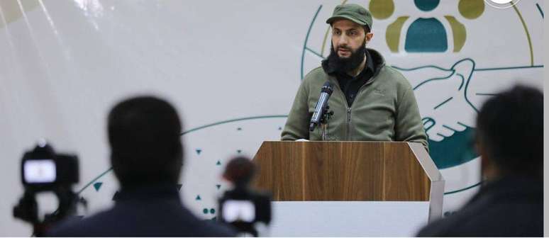 Al-Jawlani em uma coletiva de imprensa local ap&oacute;s os terremotos de 2023 na S&iacute;ria