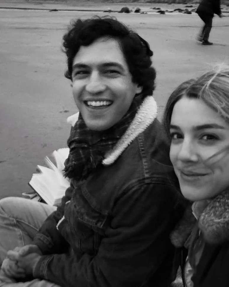 Alice Wegmann com Gabriel Leone nos bastidores das gravações de 'Senna' na Irlanda do Norte.