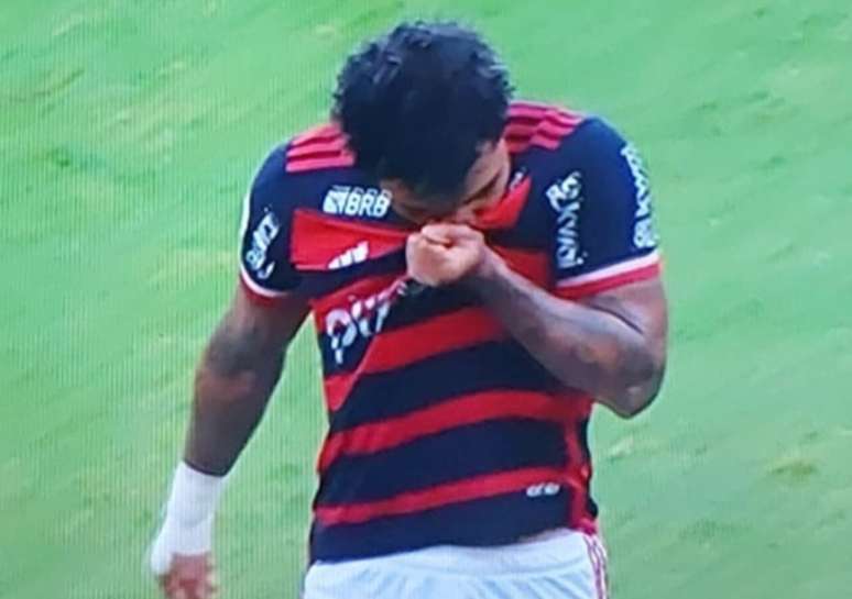 Gabigol beija o escudo do Flamengo ao sair de campo pelo Flamengo pela &uacute;ltima vez &ndash;