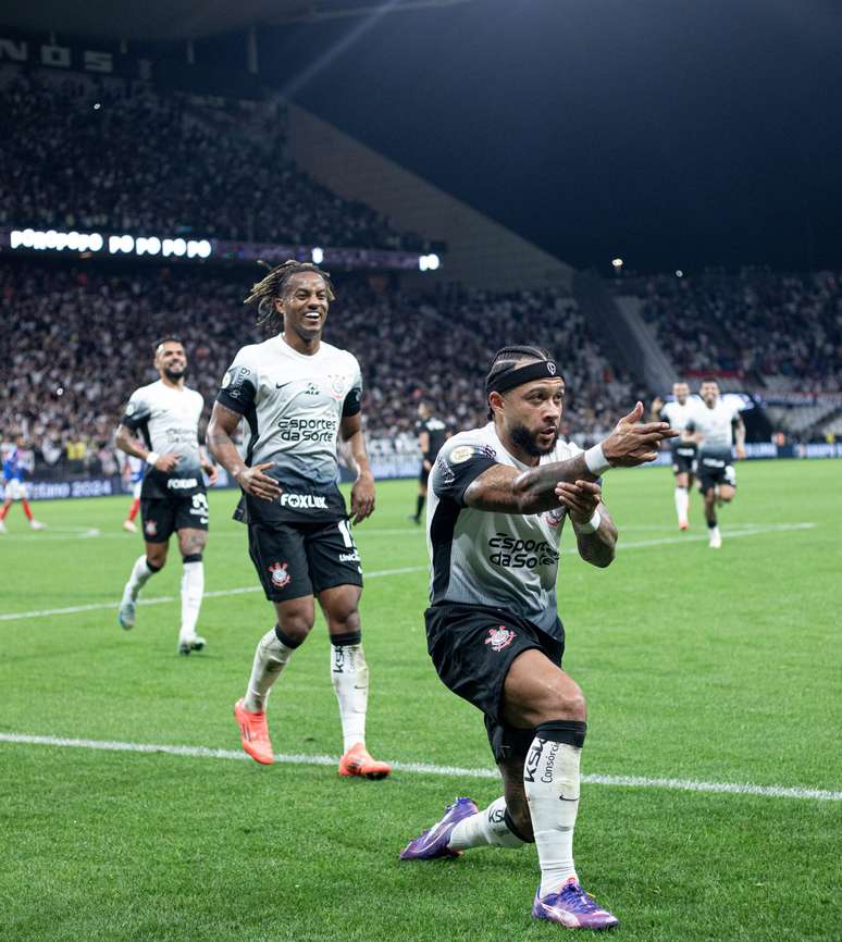 Corinthians visita o Grêmio em busca de aumentar recorde de vitórias no Brasileirão. 