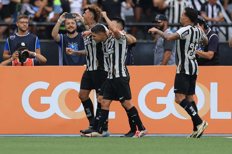 Comemoração do gol do Savarino. 