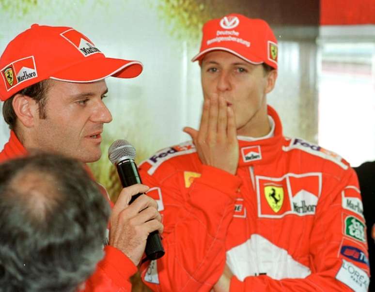 Rubens Barrichello fala ao microfone ao lado de Michel Schumacherjogo do foguete cassinofoto de 26 de março de 2000. Dupla correu pela Ferrari no GP de Interlados àquele ano.