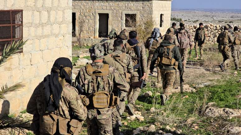 Rebeldes s&iacute;rios, liderados pelo Hayat Tahrir al-Sham, tomaram Aleppo e Hama antes de Damasco