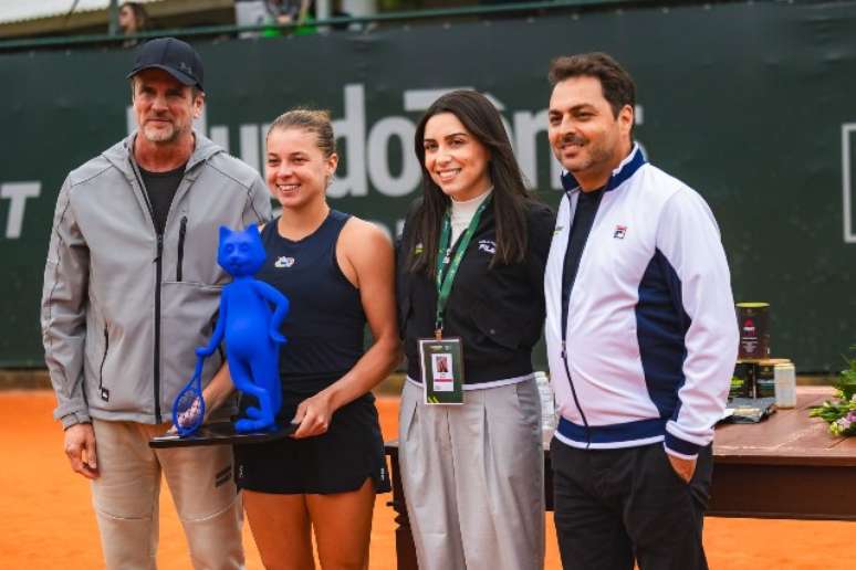 Maja Chwalinska com o troféu ao centro 