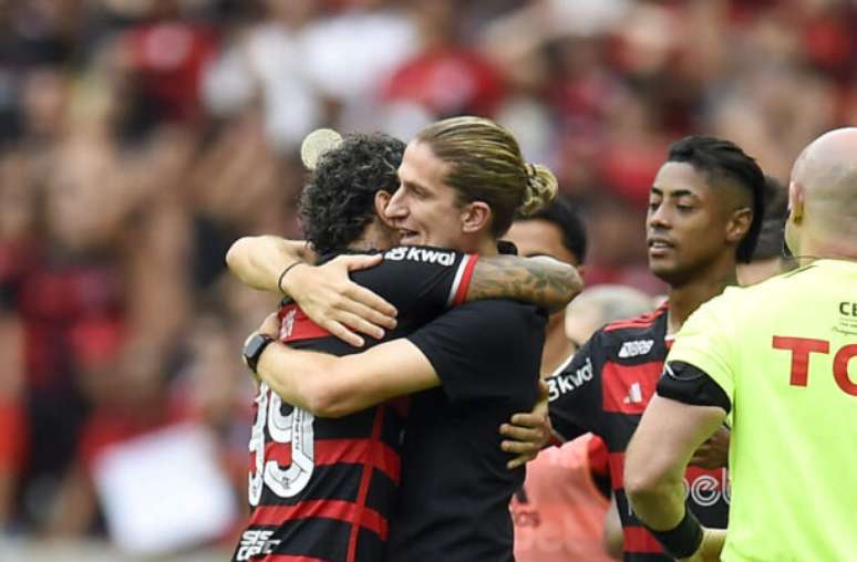 Marcelo Cortes/CRF - Legenda: Gabigol e Filipe Lu&iacute;s se abra&ccedil;am na despedida do jogador do Flamengo