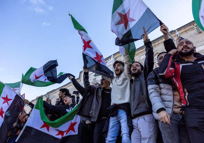 Civis comemoram fim do regime de Bashar Al-Assad