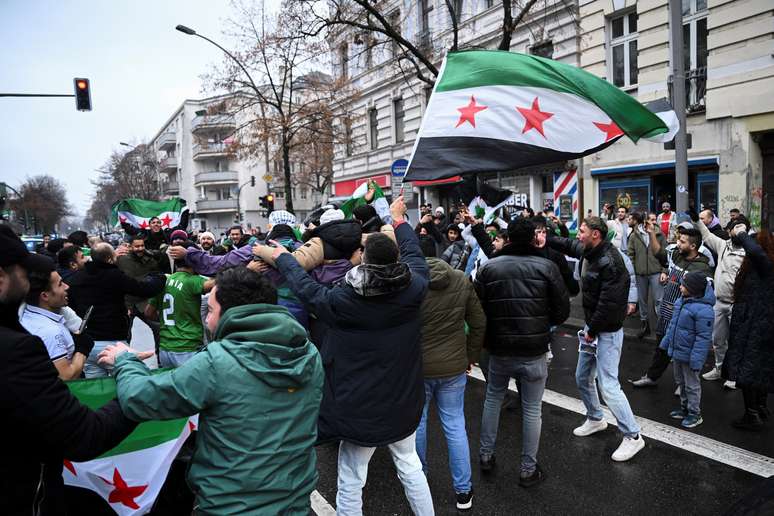 Civis comemoram fim do regime de Bashar Al-Assad