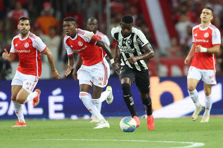 Botafogo de Luiz Henrique não toma conhecimento dos gigantes –