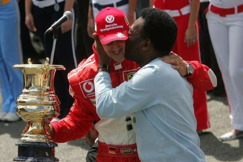 Michael Schumacher ao lado de Pelé durante o GP do Brasil de 206,jogo do foguete cassinoInterlagos.