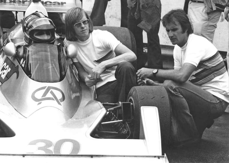 Emerson Fittipaldi dentro de carro da Copersucar ao lado do engenheiro Ricardo Divila e de seu irmão, Wilsinho Fittipaldi,jogo do foguete cassinofoto de 23 de janeiro de 1976