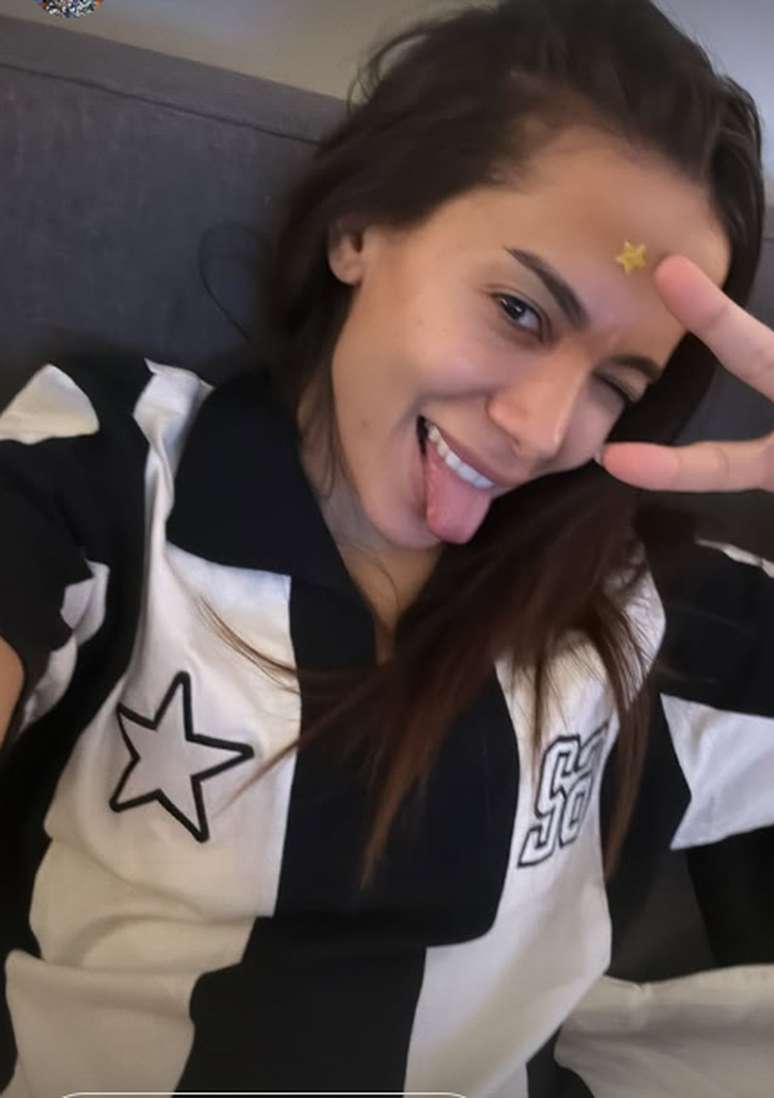 Anitta comemora título do Botafogo —