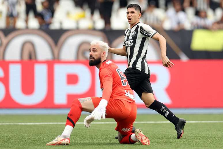 Savarino manda de cavadinha, supera Jandrei e faz o primeiro do Botafogo &ndash;