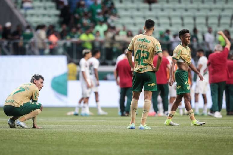 Jogadores do Palmeiras se mostraram abatidos após derrota para o Fluminense.