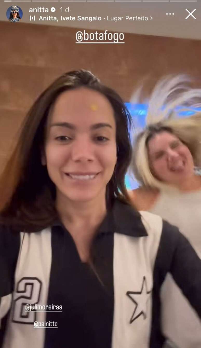Anitta exibiu um v&iacute;deo em sua rede social a fim de comemorar o tri do Brasileir&atilde;o conquistado pelo Botafogo &ndash;