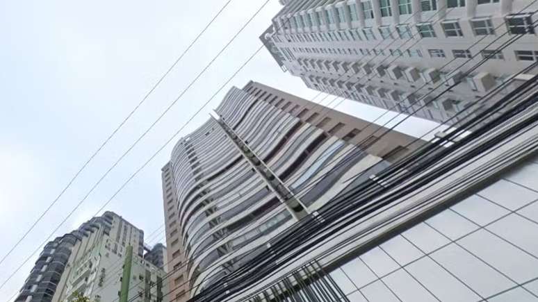 Edifício onde jovem caiu em Balneário Camboriú, no Litoral Norte