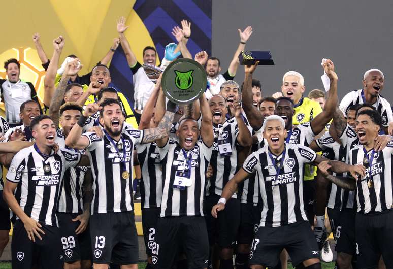 Jogadores do Botafogo erguem troféu do Brasileirão