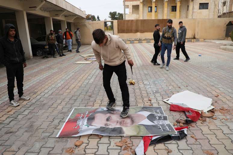 S&iacute;rio pisa em imagem do presidente Bashar al-Assad, ap&oacute;s a queda do presidente