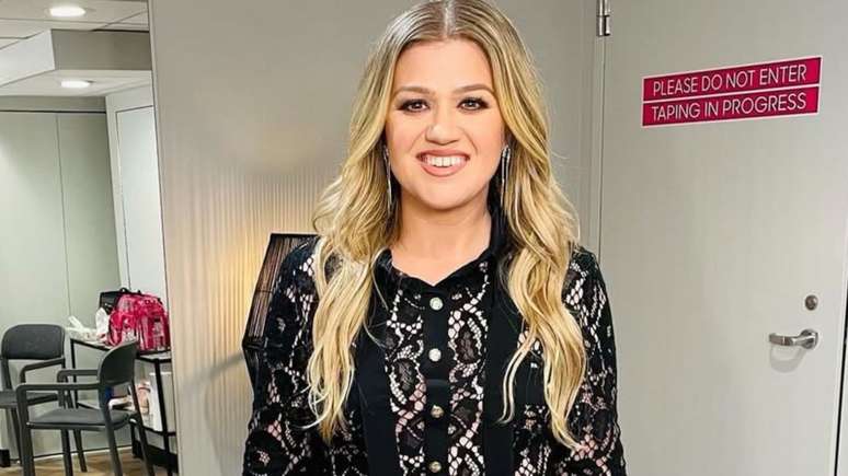 Kelly Clarkson lançou recentemente a música "You For Christmas"