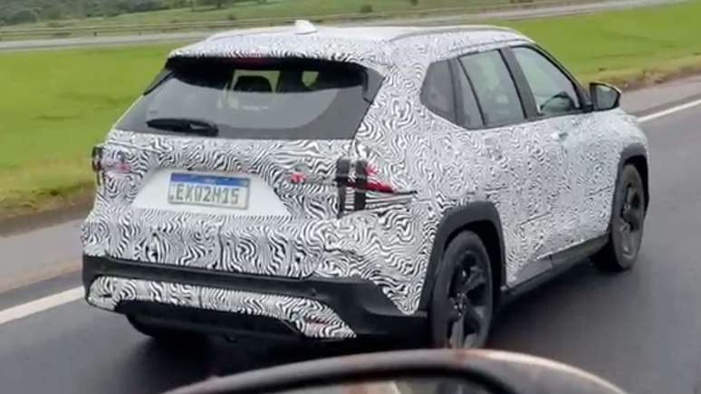 Novo Toyota Yaris Cross flagrado em testes no Brasil