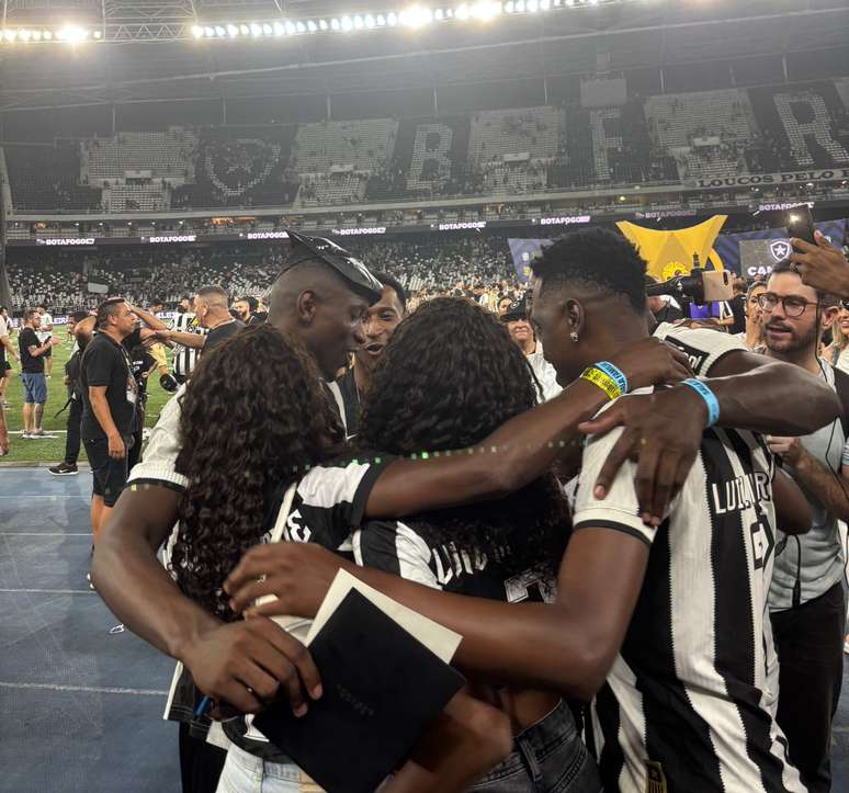 Luiz Henrique, do Botafogo, abraça a família após conquista do Brasileirão.