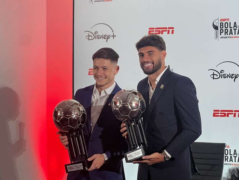 Yuri Alberto e Garro na premiação da Bola de Prata, nesta segunda-feira, 9.