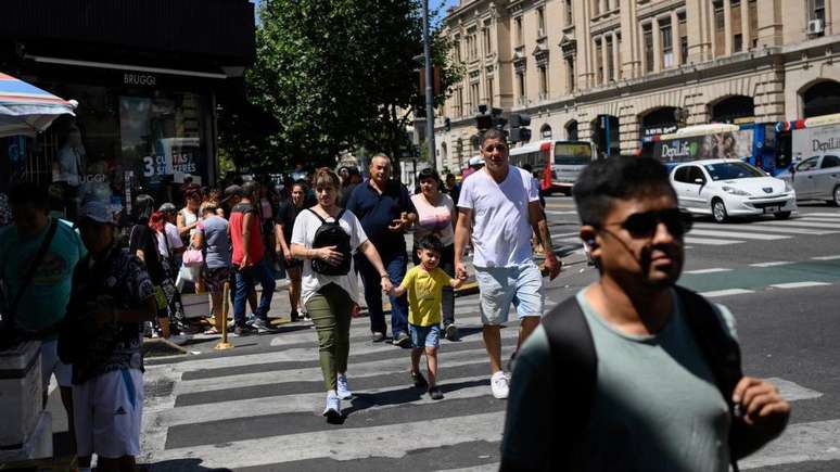 Muitas famílias, principalmente de classe média, ainda sofrem com o ajuste fiscal de Milei