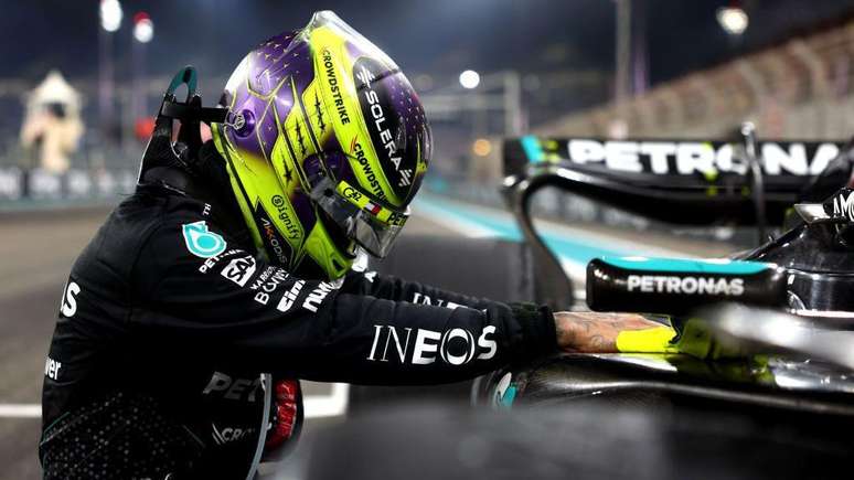 O piloto brit&acirc;nico Lewis Hamilton saiu do 16&ordm; lugar no grid de largada para terminar em quarto, na sua &uacute;ltima corrida pela Mercedes, o Grande Pr&ecirc;mio de Abu Dhabi.