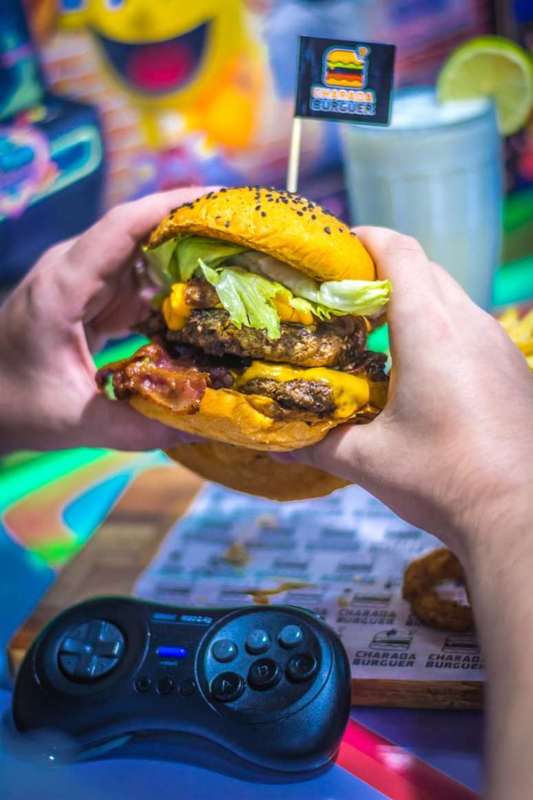 Com tr&ecirc;s unidades em S&atilde;o Paulo, o Charada Burger oferece comidinhas com games