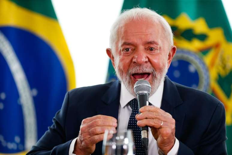 Presidente Lula passou por cirurgia e está sob supervisão médica