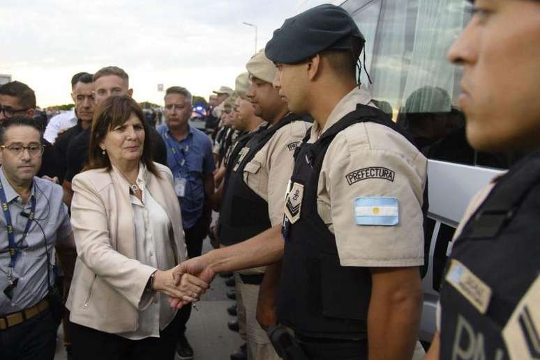 A ministra da Segurança de Milei, Patricia Bullrich, que foi sua concorrente na corrida presidencial, conseguiu reduzir a violência relacionada ao narcotráfico em Rosário e acabar com os 'piquetes'