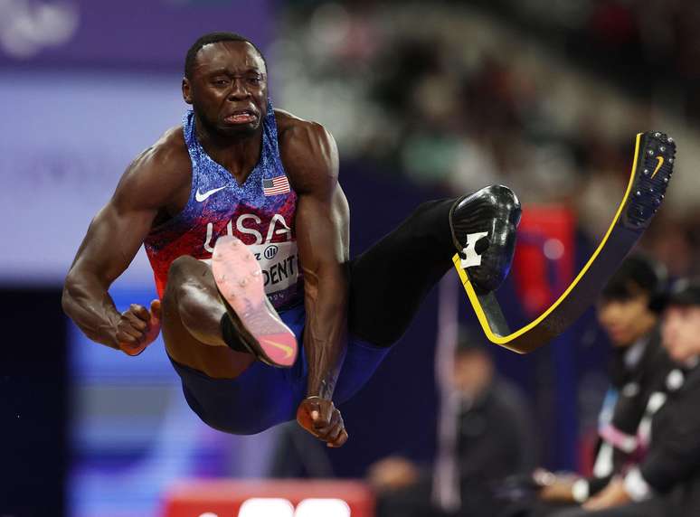 Derek Loccident, dos EUA, na tentativa de conquistar a medalha na prova de salto em distância em sua categoria. No final ele ficou com a prata