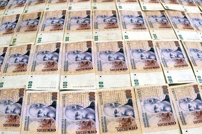 Ao reduzir os gastos, Milei diminuiu o ritmo da impressão de pesos, o que está reduzindo a inflação