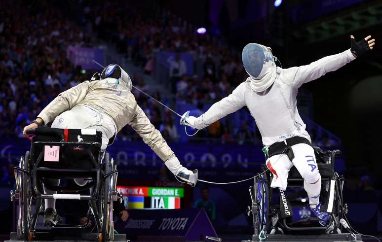 Edoardo Giordan, da Itália, comemora ponto conquistado contra o rival ucraniano durante disputa pela medalha de bronze na esgrima, sabre, categoria A