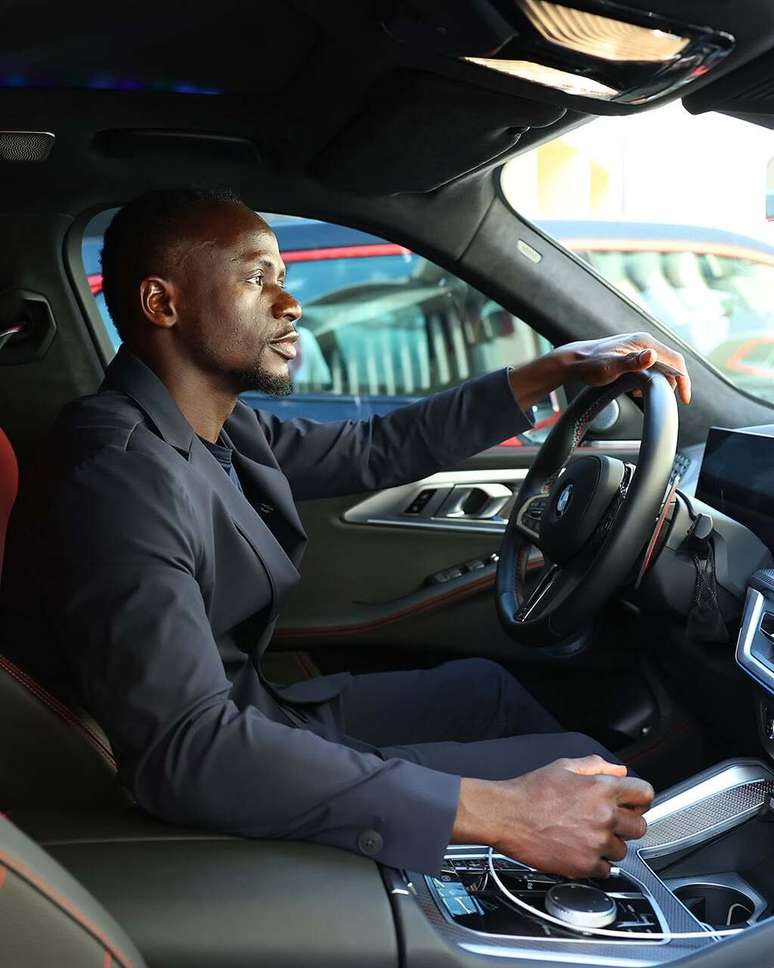 Assim como os outros atletas, Sadio Man&eacute; recebeu o seu modelo do XM, da BMW &ndash;
