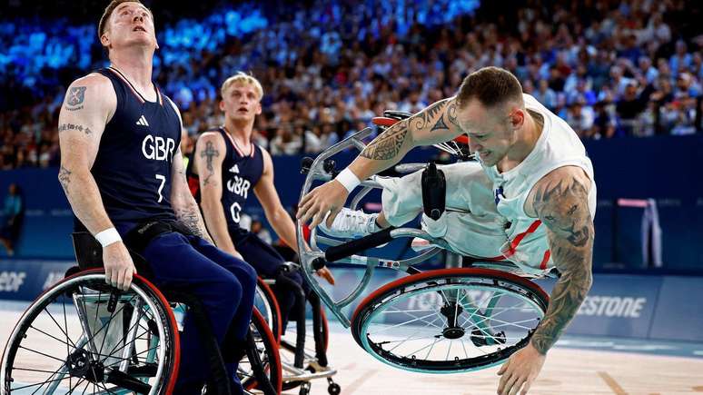 Alexis Ramonet cai no meio do confronto entre França e Grã-Bretanha no basquete