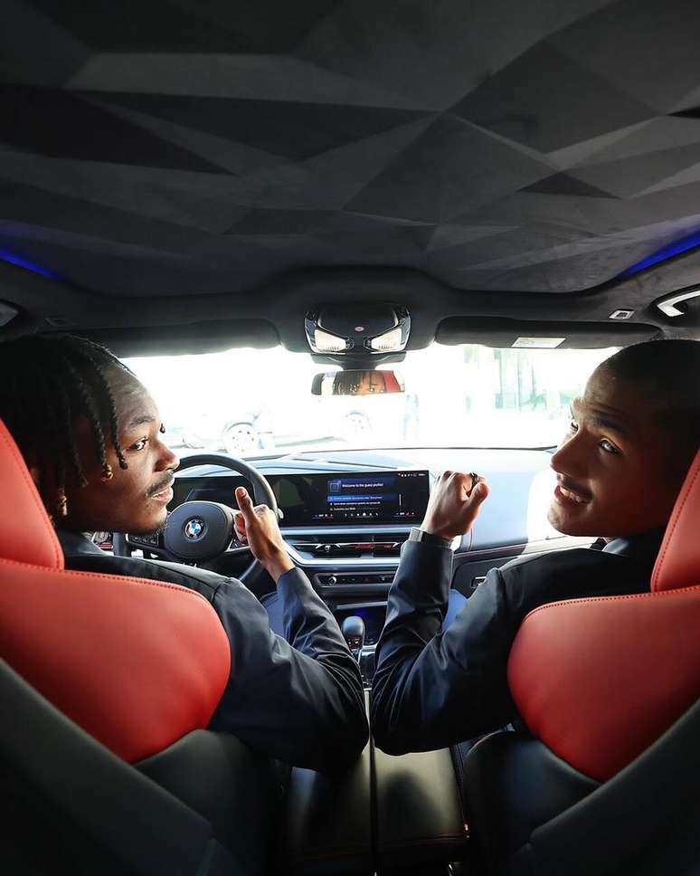 Juntamente com Mohamed Simakan, &Acirc;ngelo exibe interior do novo modelo da BMW &ndash;