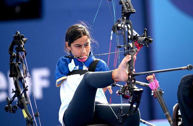 Sheetal Devi, da Índia, surpreendeu o mundo com suas habilidades com arco e flecha