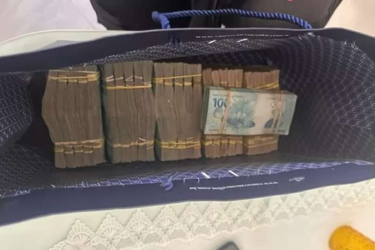 Vários maços de R$100 foram apreendidos