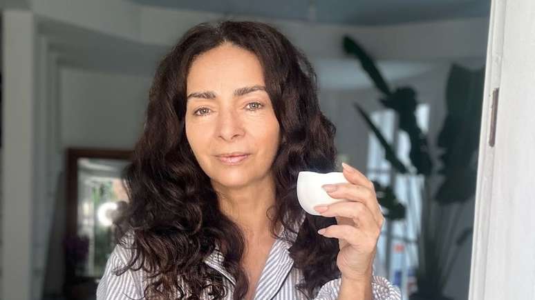 Claudia Ohana disse que costuma ser atacada nas redes sociais por postar fotos de biquíni ou de maiô