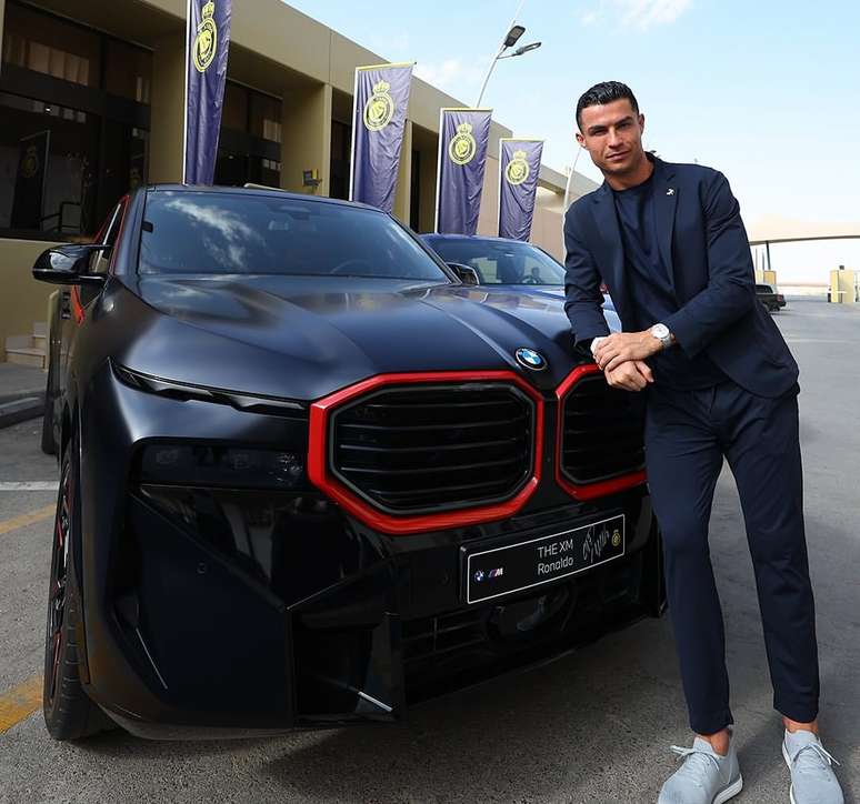 Cristiano Ronaldo com BMW do modelo XM