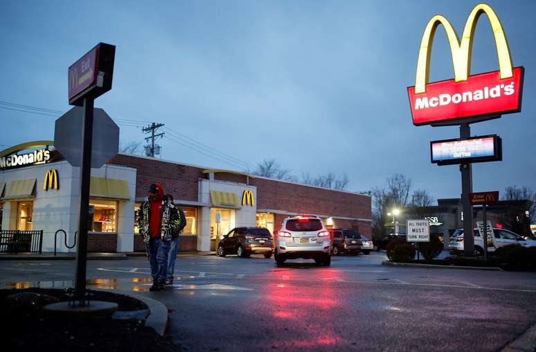 Funcionário do McDonald's acionou polícia ao ver homem semelhante a imagem de suspeito pela morte de CEO